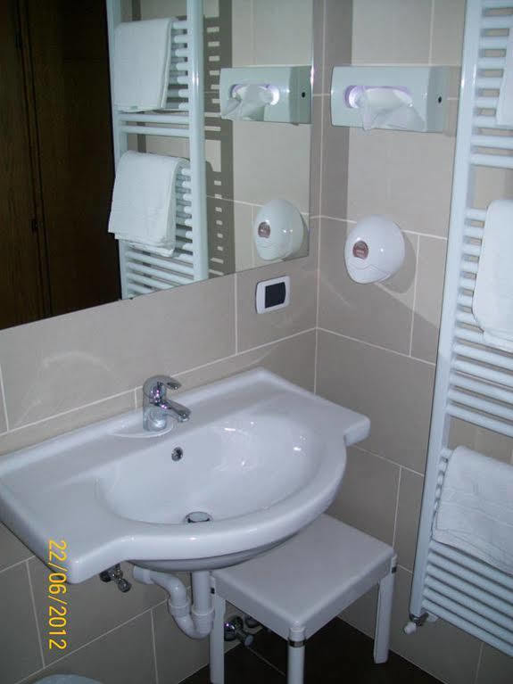 Hotel San Martino Сан-Мартино-ди-Кастроцца Экстерьер фото
