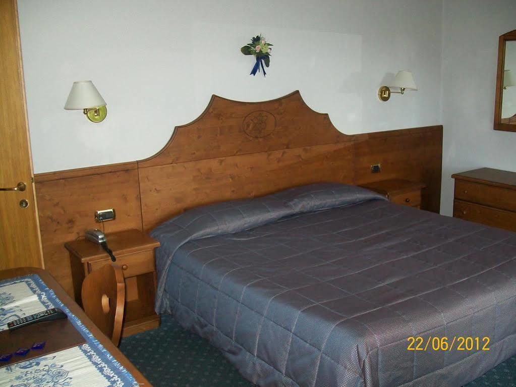 Hotel San Martino Сан-Мартино-ди-Кастроцца Экстерьер фото